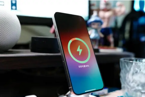 绥化苹果15换屏服务分享用什么充电器给iPhone15充电更好 